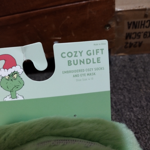 Dr Seuss The Grinch Embroidered Super Cozy Gift Bundle Socks, Eye Mask & Pouch - Picture 3 of 5
